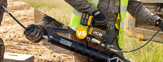 Porównanie smarownicy akumulatorowej JCB i ręcznej tawotnicy używanych przez pracownika podczas smarowania elementów maszyny