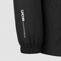 Zbliżenie na rękaw kurtki JCB Workwear z naszywką JCB i ściągaczem