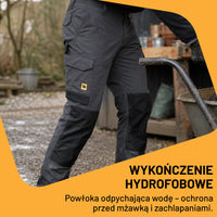 Mężczyzna w grafitowych spodniach JCB Cargo podczas pracy na zewnątrz, tekst Wykończenie hydrofobowe