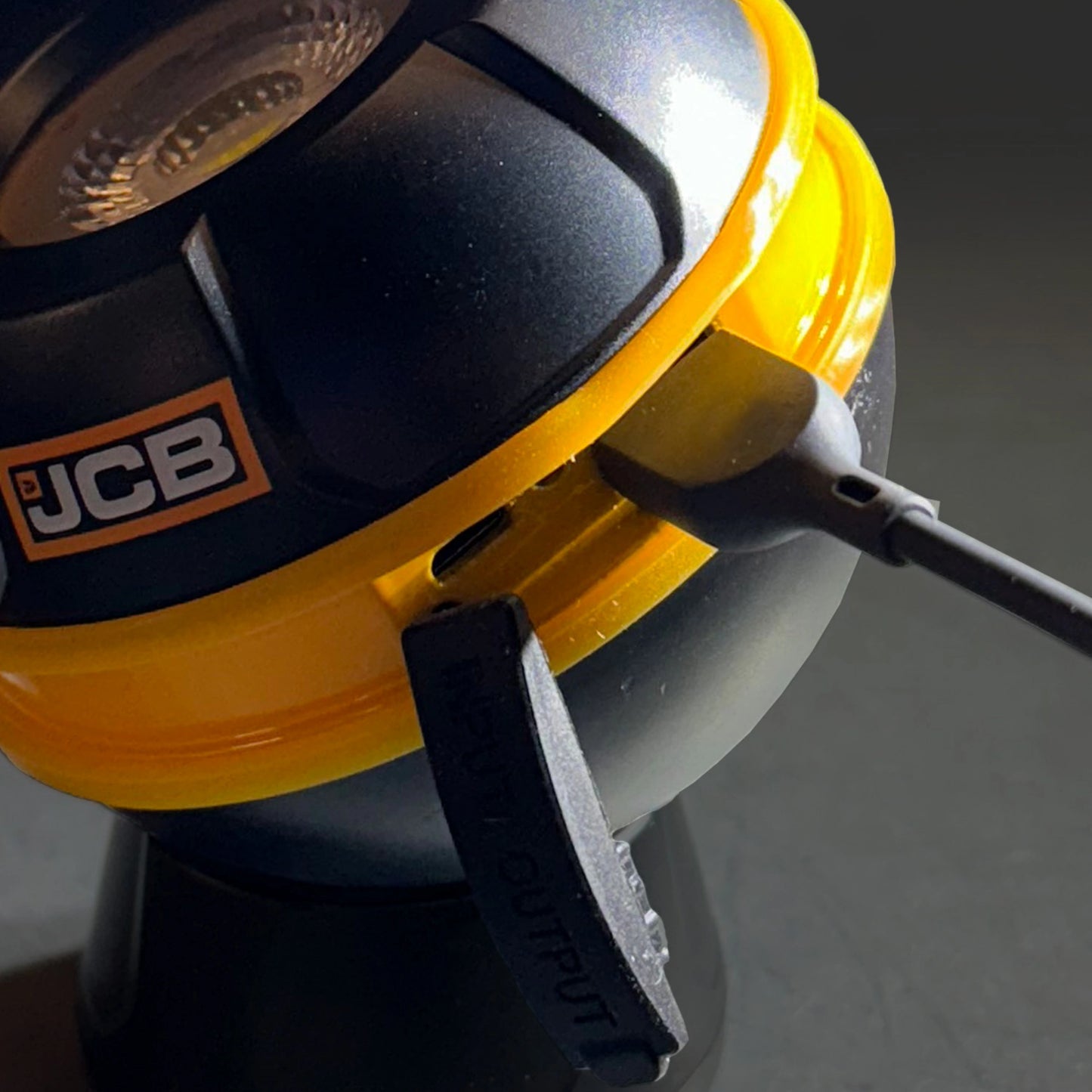 Lampa robocza LED JCB Globe 600 Lm – zastosowanie pod maską samochodu i w kanale