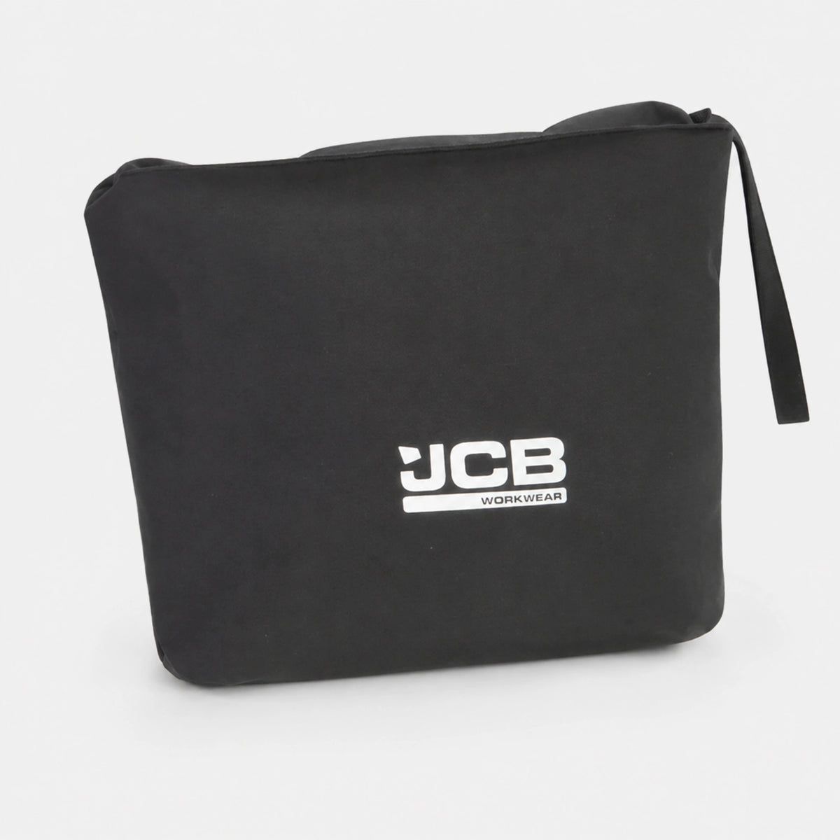 Kurtka JCB008BL złożona w czarny pokrowiec z logo JCB