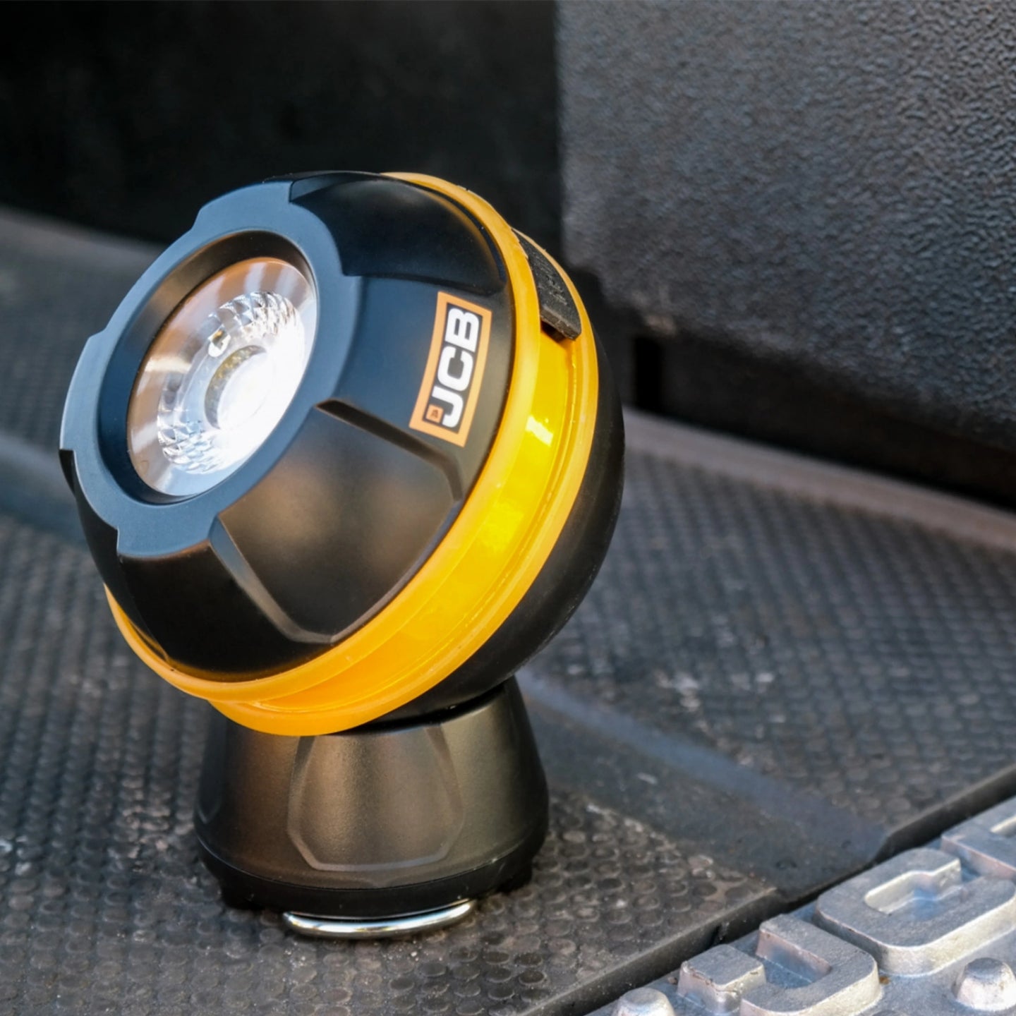 Lampa robocza LED JCB Globe – porównanie trybów oświetlenia wysoki niski SOS