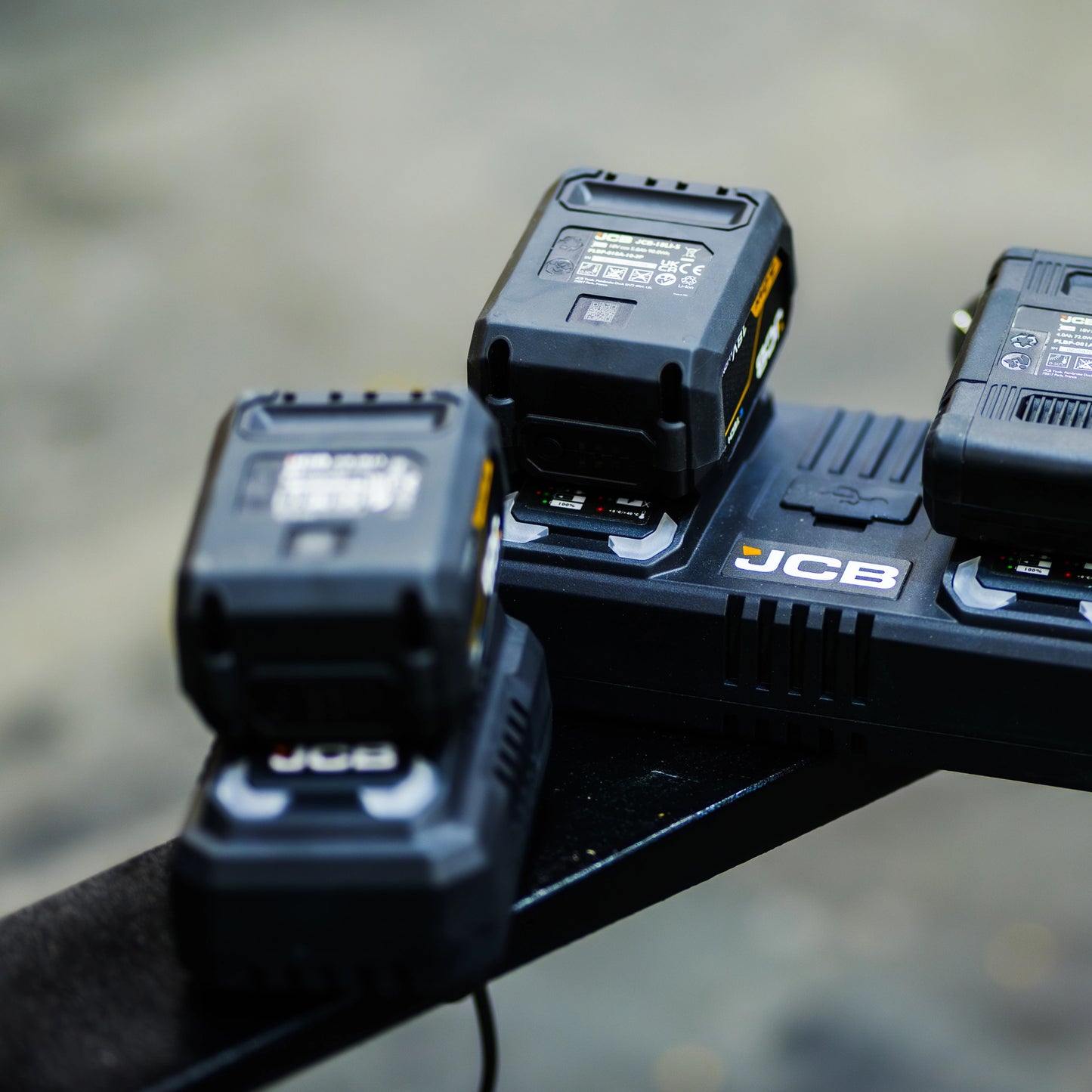 JCB Professional 18V Szybka Ładowarka 4.5A