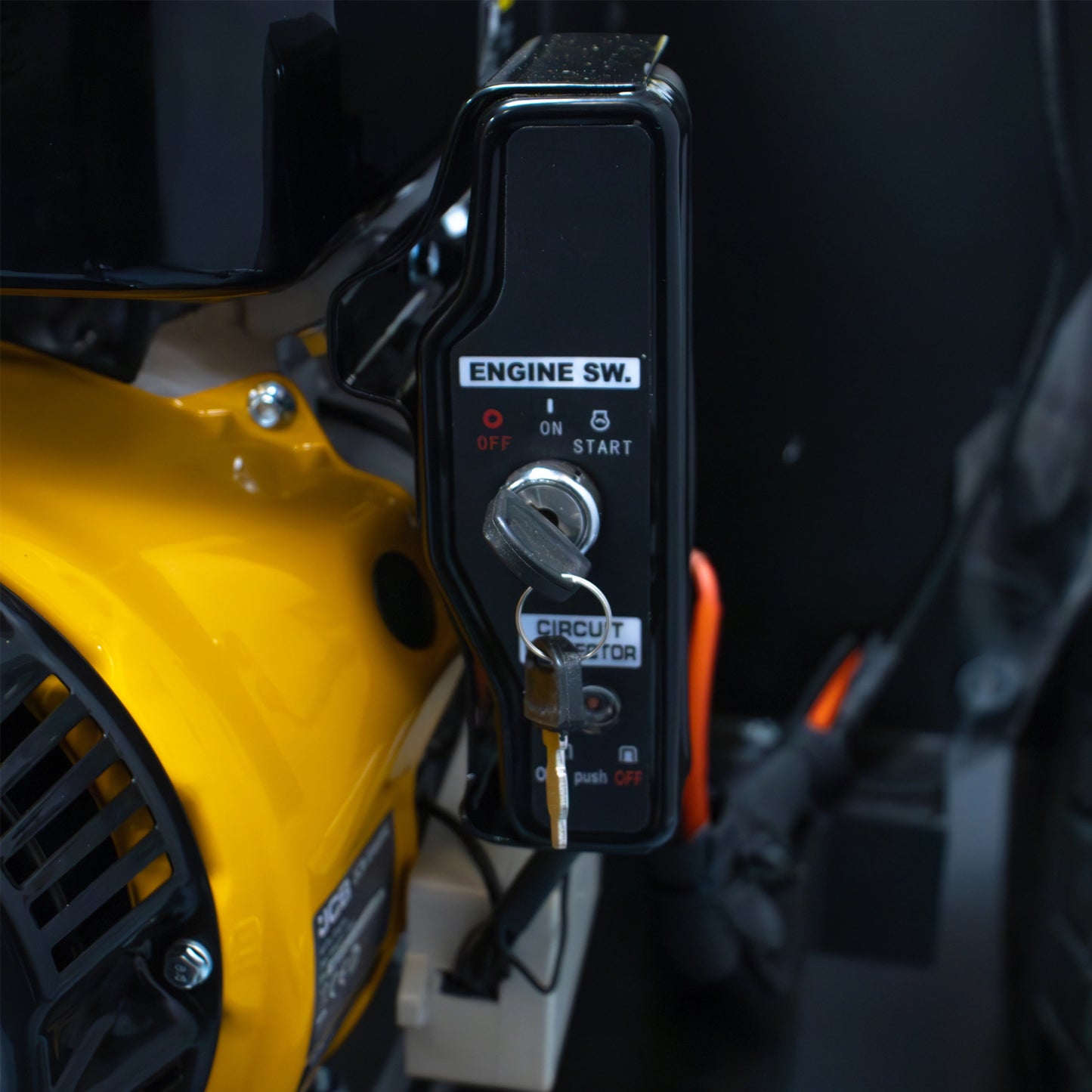 Подрібнювач гілок з 4-тактним двигуном JCB 457 см³, 15 к.с. - 120 мм/4,7 дюйма 