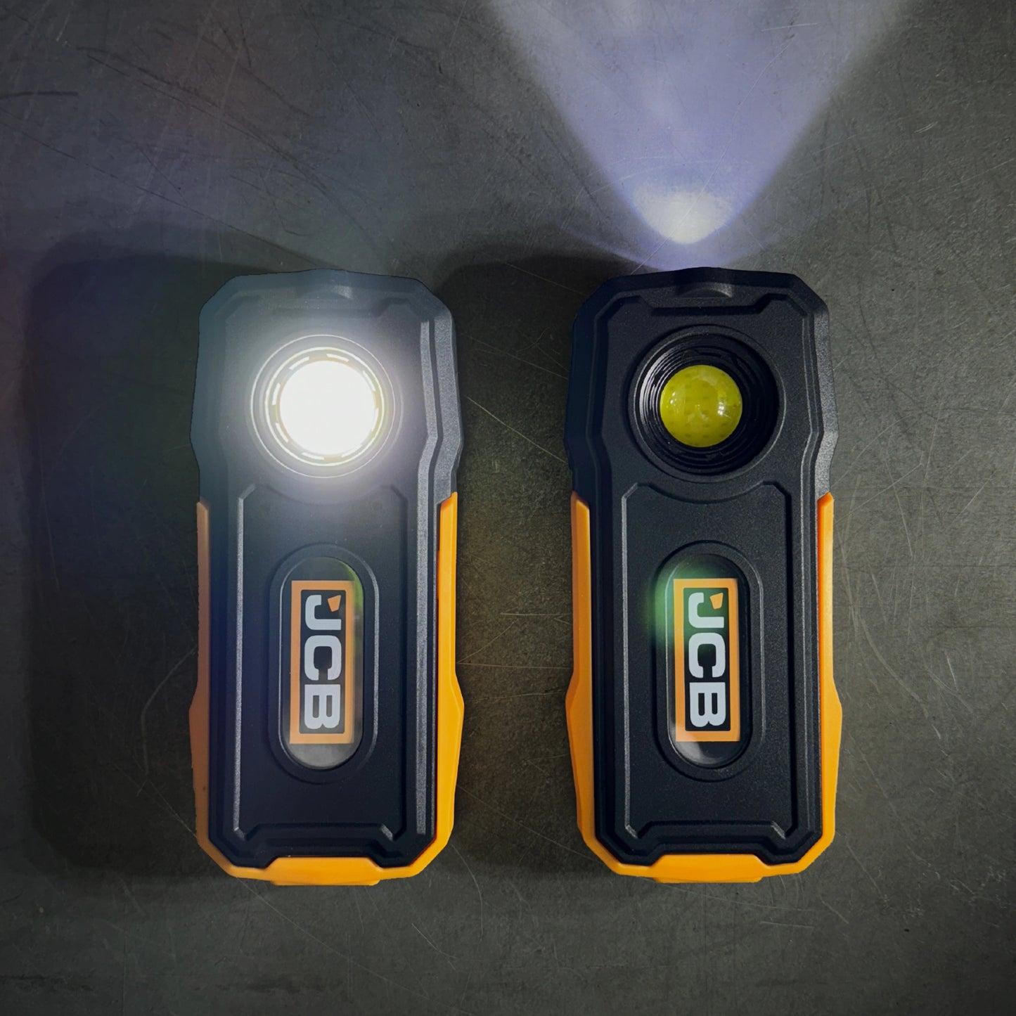Latarka warsztatowa LED JCB 800 lm 2 w 1 - lampa robocza akumulatorowa z power bankiem USB-C