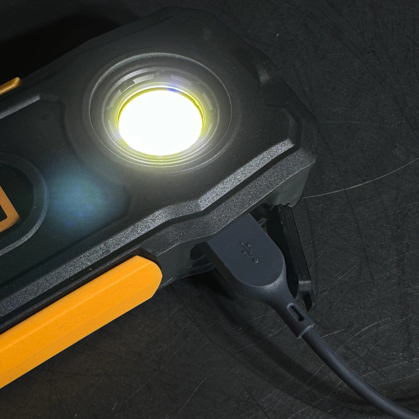 Lampa robocza LED JCB 800 lm z trybem awaryjnym - czerwone światło ostrzegawcze i lampa warsztatowa