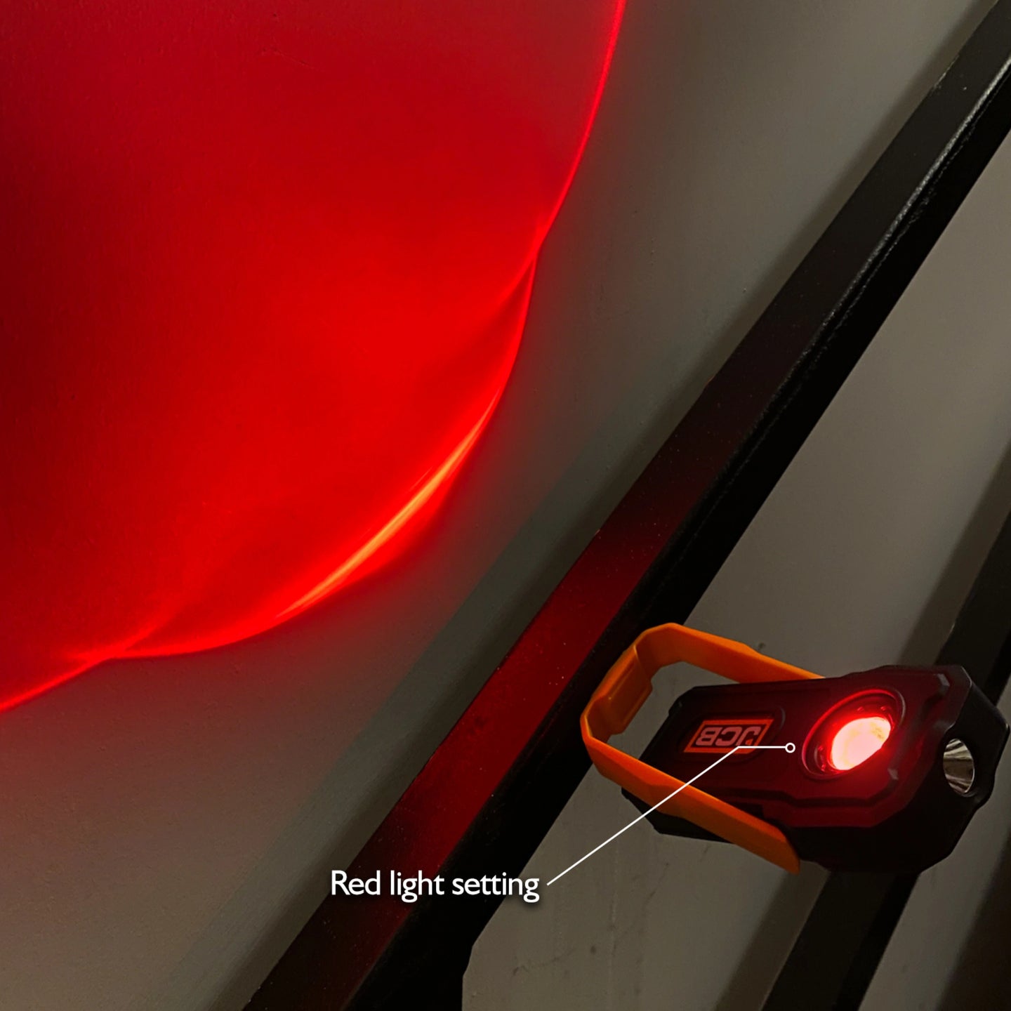 Lampa robocza LED JCB 800 lm ładowana przez USB-C - lampa warsztatowa akumulatorowa z power bankiem