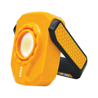 Lampa robocza JCB z rozłożoną podpórką, ujęcie pod kątem