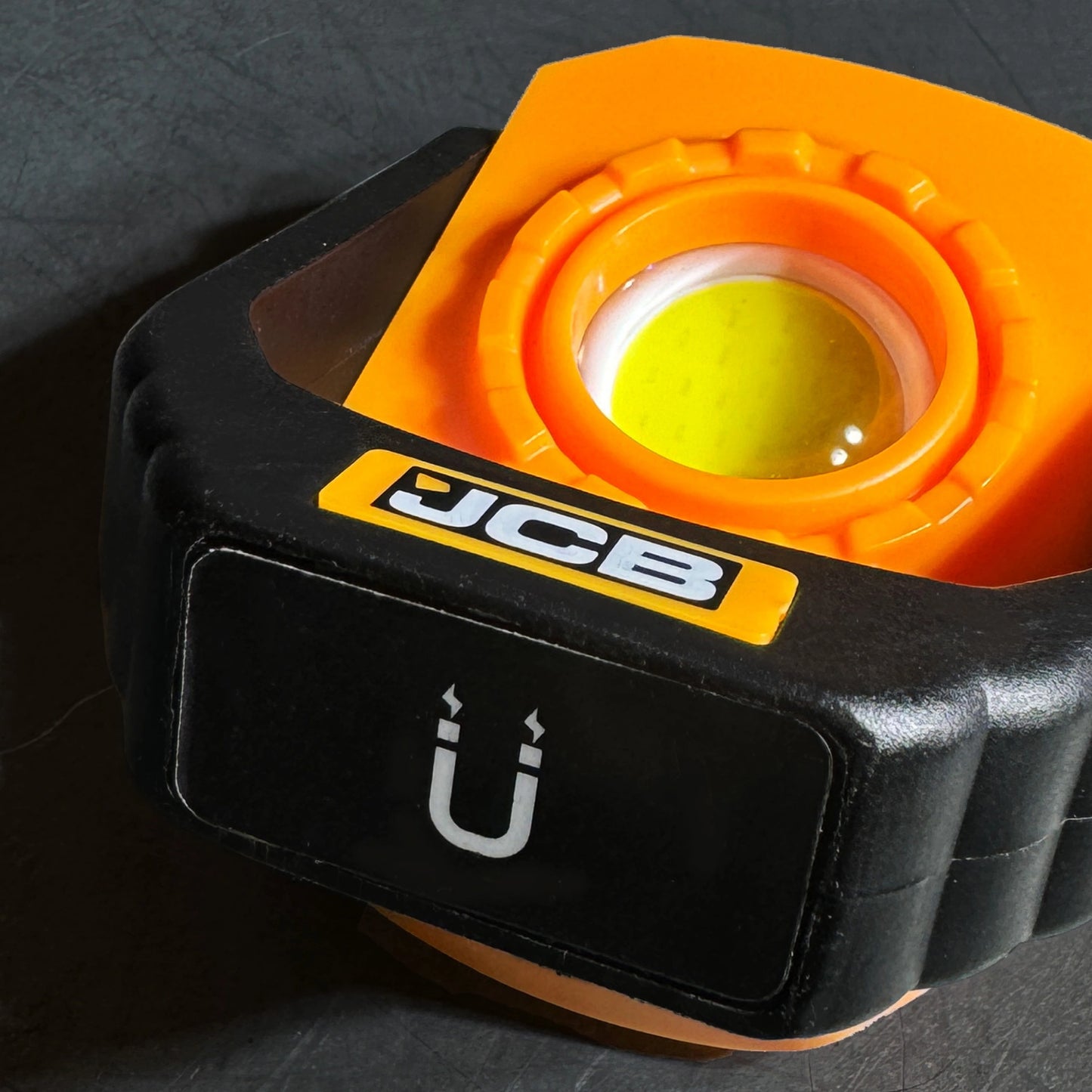 Zbliżenie lampy roboczej JCB z magnesem i diodą LED