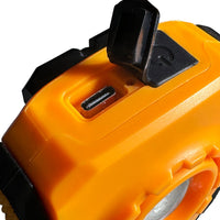 Zbliżenie lampy roboczej JCB z portem USB-C pod osłoną