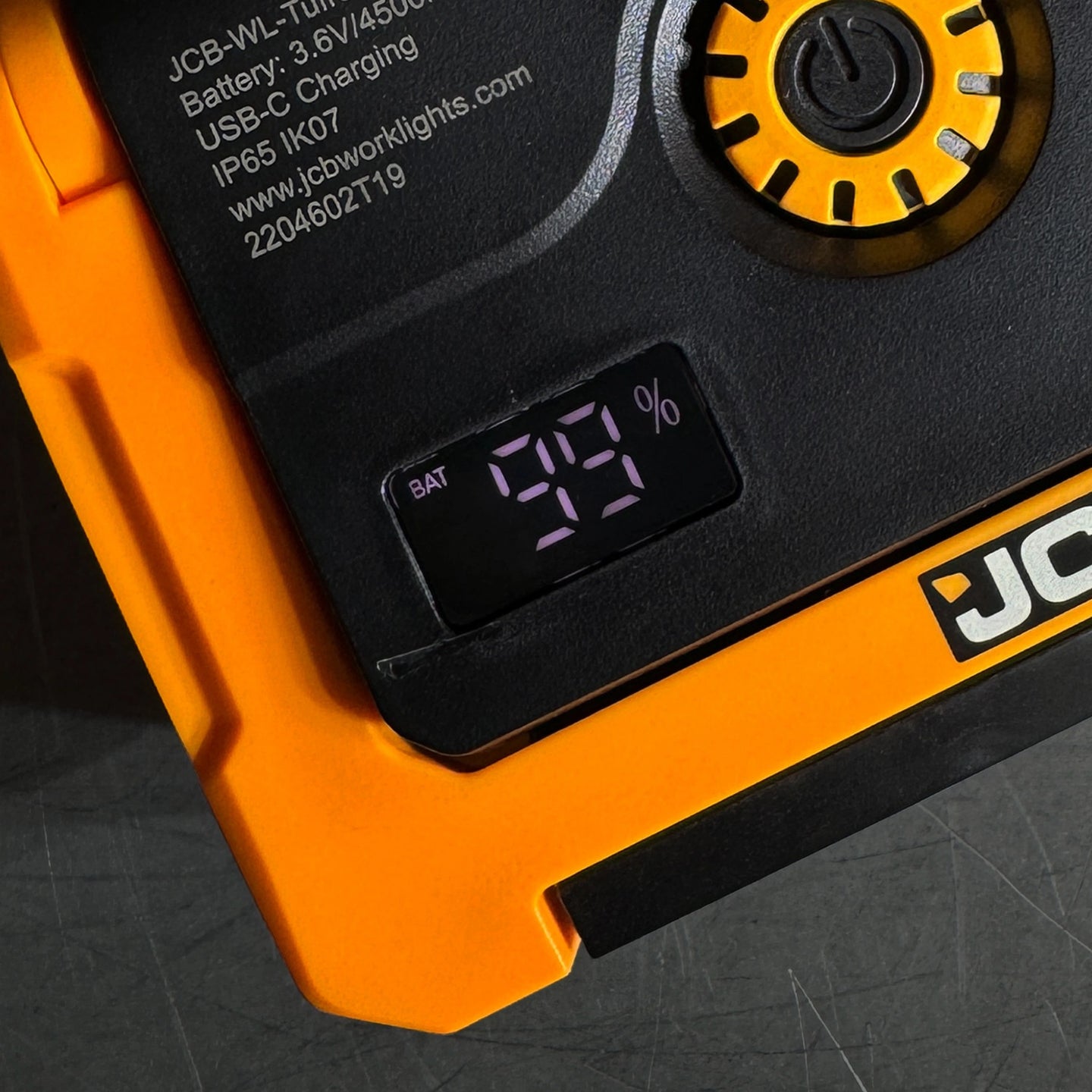 Zbliżenie wyświetlacza poziomu baterii lampy roboczej JCB