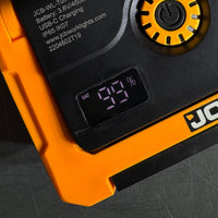 Zbliżenie wyświetlacza poziomu baterii lampy roboczej JCB