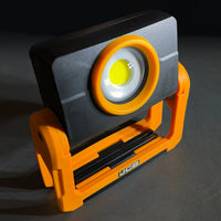 Lampa robocza JCB ustawiona na składanej podstawie, widok z przodu