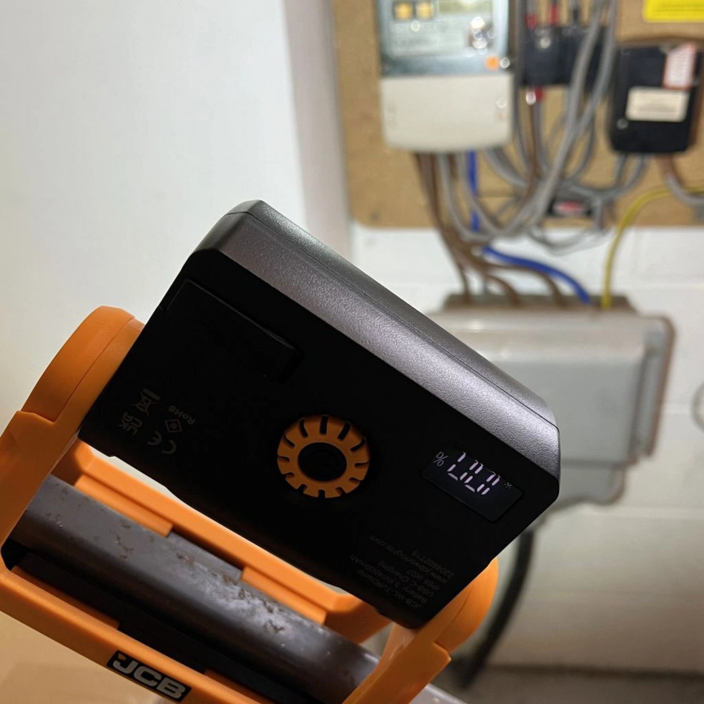 Lampa robocza JCB z wyświetlaczem poziomu baterii podczas pracy