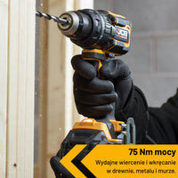 Wiertarko wkrętarka akumulatorowa 75 Nm JCB Professional JCB 18PCD 75 podczas wiercenia w drewnie trzymana w rękawicy tekst 75 Nm mocy wydajne wiercenie i wkręcanie w drewnie metalu i murze