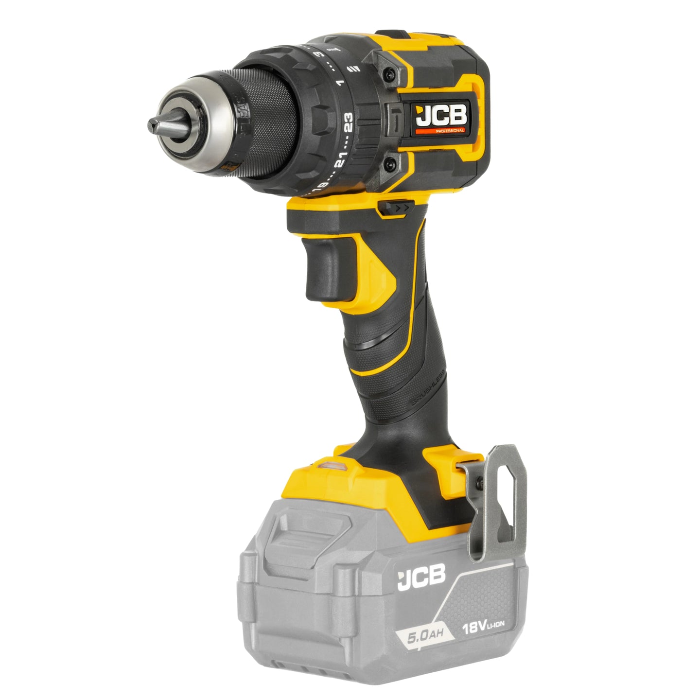 Wiertarko wkrętarka akumulatorowa 75 Nm JCB Professional JCB 18PCD 75 w ujęciu z prawej strony z uchwytem szybkozaciskowym oraz podłączonym akumulatorem