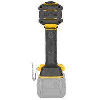 Wiertarko wkrętarka akumulatorowa 75 Nm JCB Professional JCB 18PCD 75 w ujęciu od tyłu z logiem JCB metalowym zaczepem do paska oraz podłączonym akumulatorem