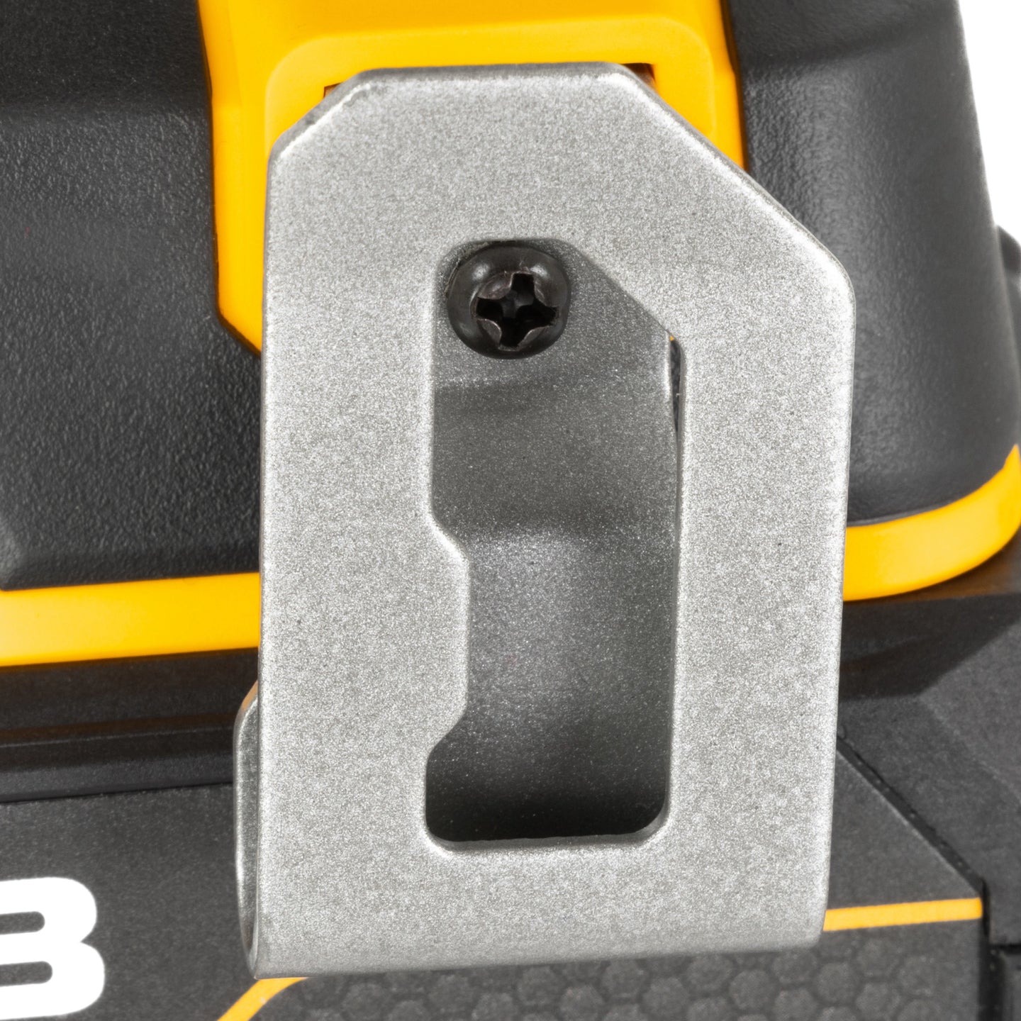 Zbliżenie na metalowy zaczep do paska wiertarko wkrętarki udarowej akumulatorowej 75 Nm JCB Professional JCB‑18PCD‑75