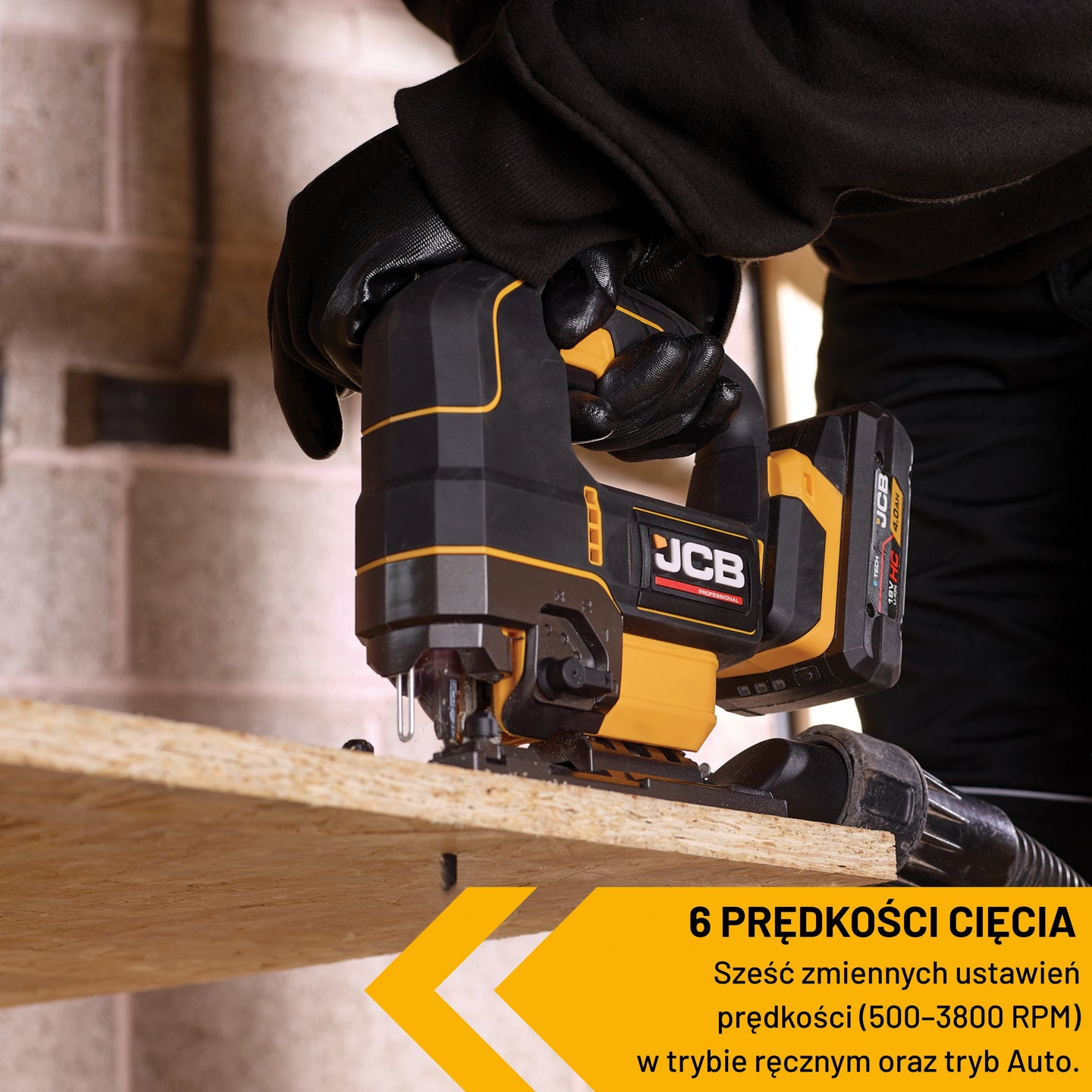 Wyrzynarka JCB 18V podczas cięcia płyty używana przez pracownika w rękawicach tekst sześć prędkości cięcia 500–3800 rpm
