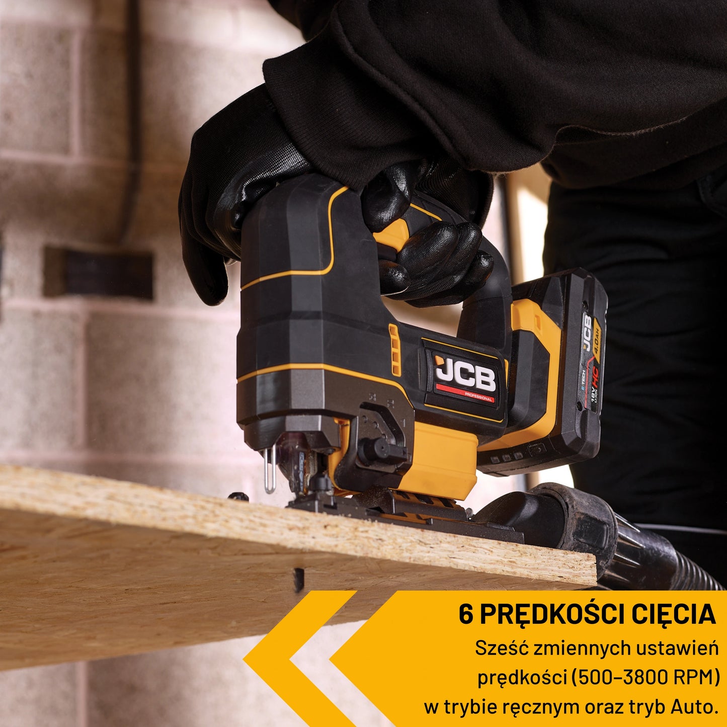 Wyrzynarka JCB 18V podczas cięcia płyty używana przez pracownika w rękawicach tekst sześć prędkości cięcia 500–3800 rpm