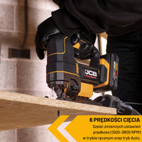 Wyrzynarka JCB 18V podczas cięcia płyty używana przez pracownika w rękawicach tekst sześć prędkości cięcia 500–3800 rpm