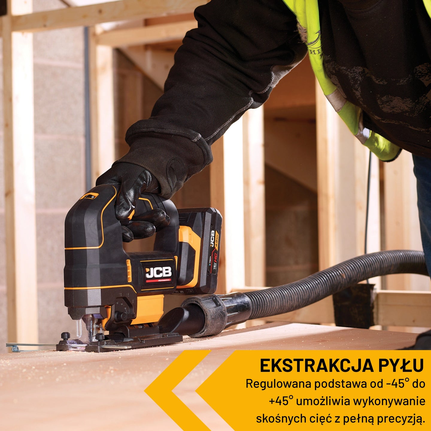 Wyrzynarka JCB 18V podczas cięcia płyty podłączony wąż do odsysania pyłu tekst ekstrakcja pyłu regulowana podstawa od minus 45 do plus 45 umożliwia wykonywanie skośnych cięć z pełną precyzją