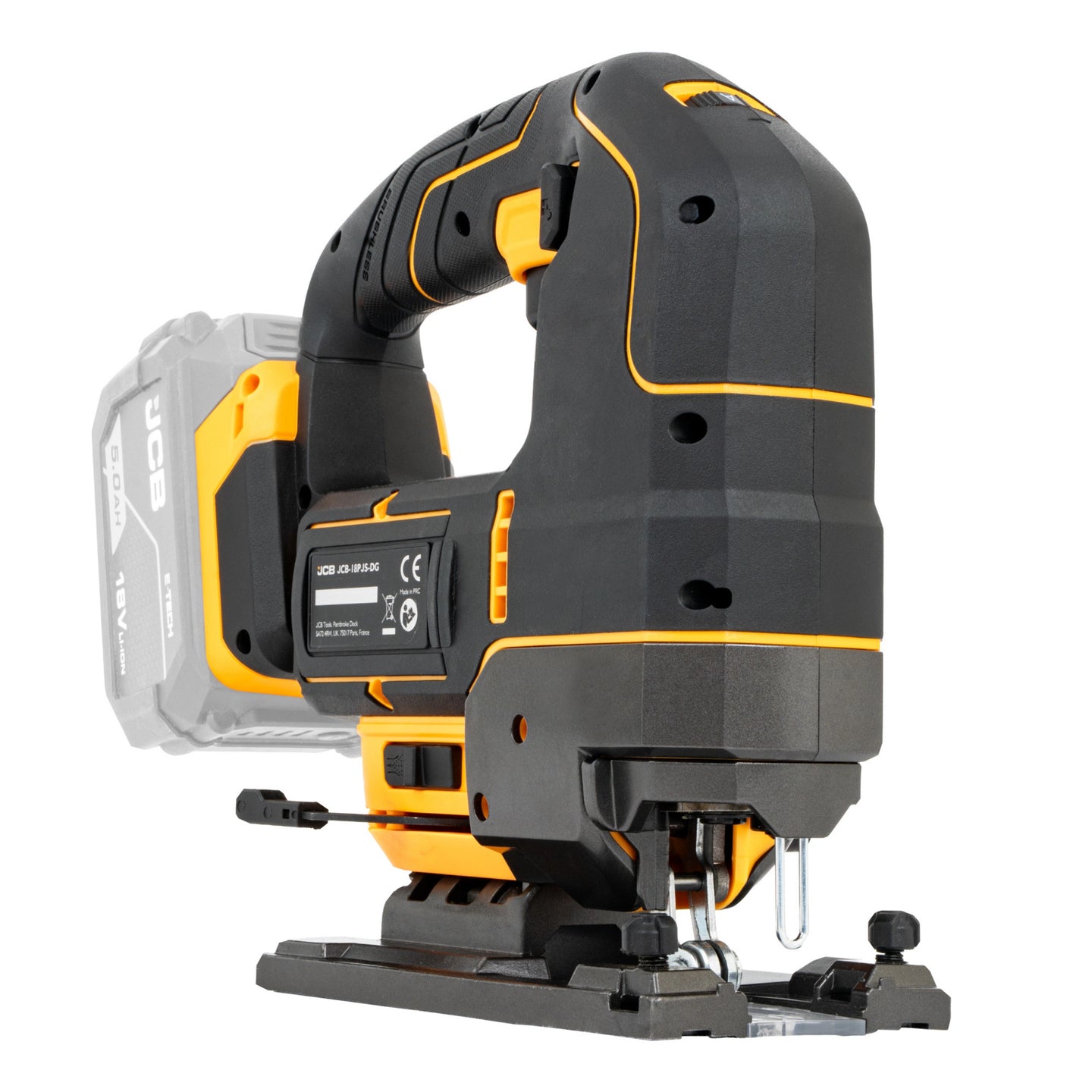 Wyrzynarka JCB 18V ujęcie z przodu pod skosem widoczna stopa prowadnica czarno żółta obudowa i zamontowany akumulator
