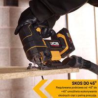 Wyrzynarka JCB 18V tnie płytę pod kątem podłączony wąż do odsysania pyłu tekst skos do 45 stopni regulowana podstawa od minus 45 do plus 45 