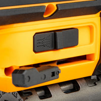 Wyrzynarka JCB 18V detal suwak dmuchawy w żółtej obudowie z widocznym mechanizmem