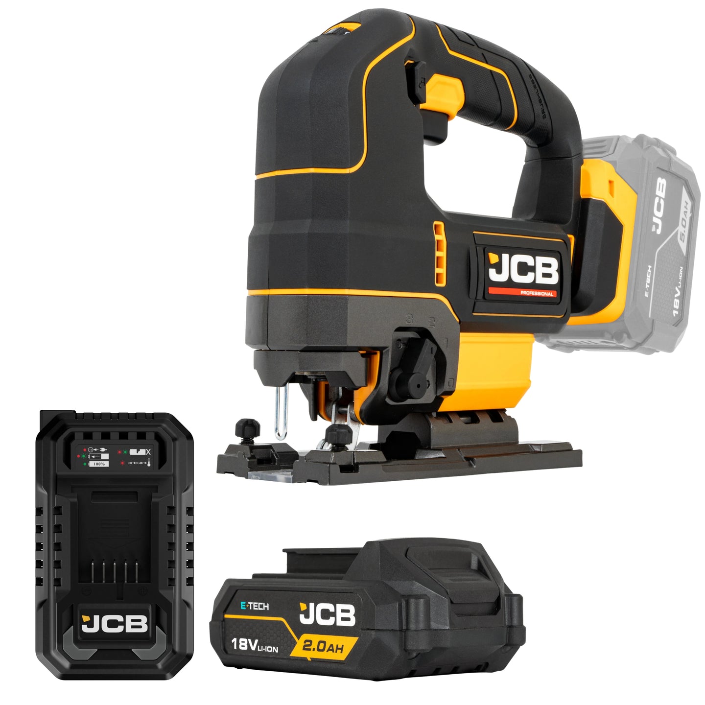 Wyrzynarka JCB 18V ujęcie z przodu pod skosem z akumulatorem oraz osobno ładowarka 4,5A i akumulator 2.0Ah