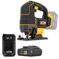 Wyrzynarka JCB 18V ujęcie z przodu pod skosem z akumulatorem oraz osobno ładowarka 4,5A i akumulator 4.0Ah HC