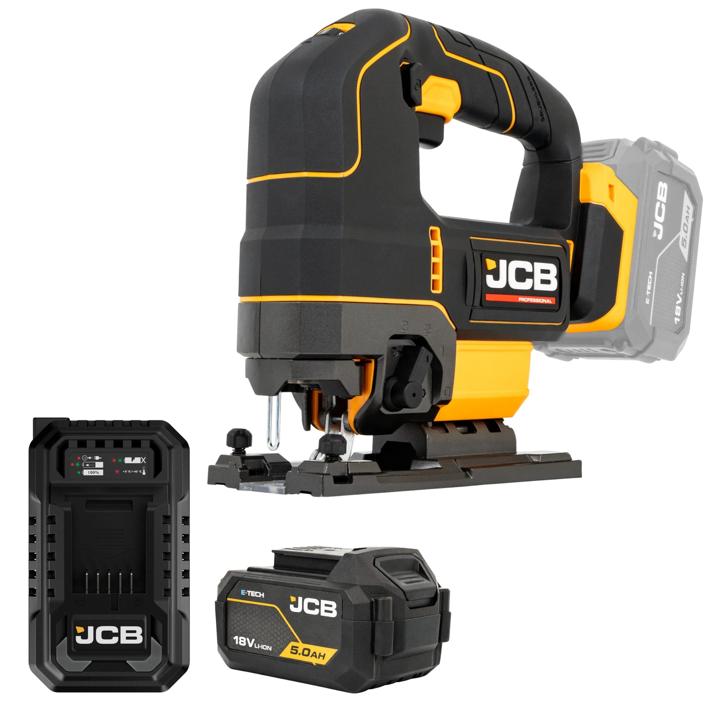 Wyrzynarka JCB 18V z zamontowanym akumulatorem ujęcie z przodu pod skosem  oraz osobno ładowarka 4,5A i akumulator 5.0Ah