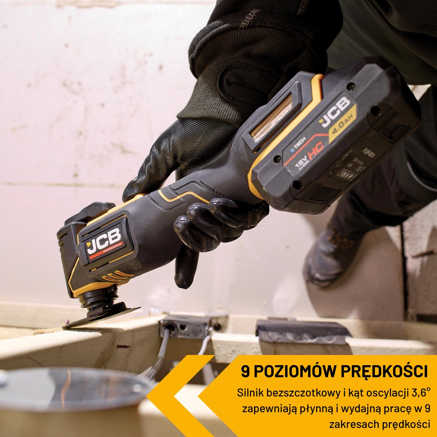 Multitool JCB 18V podczas cięcia trzymany przez pracownika tekst dziewięć poziomów prędkości i kąt oscylacji 3,6