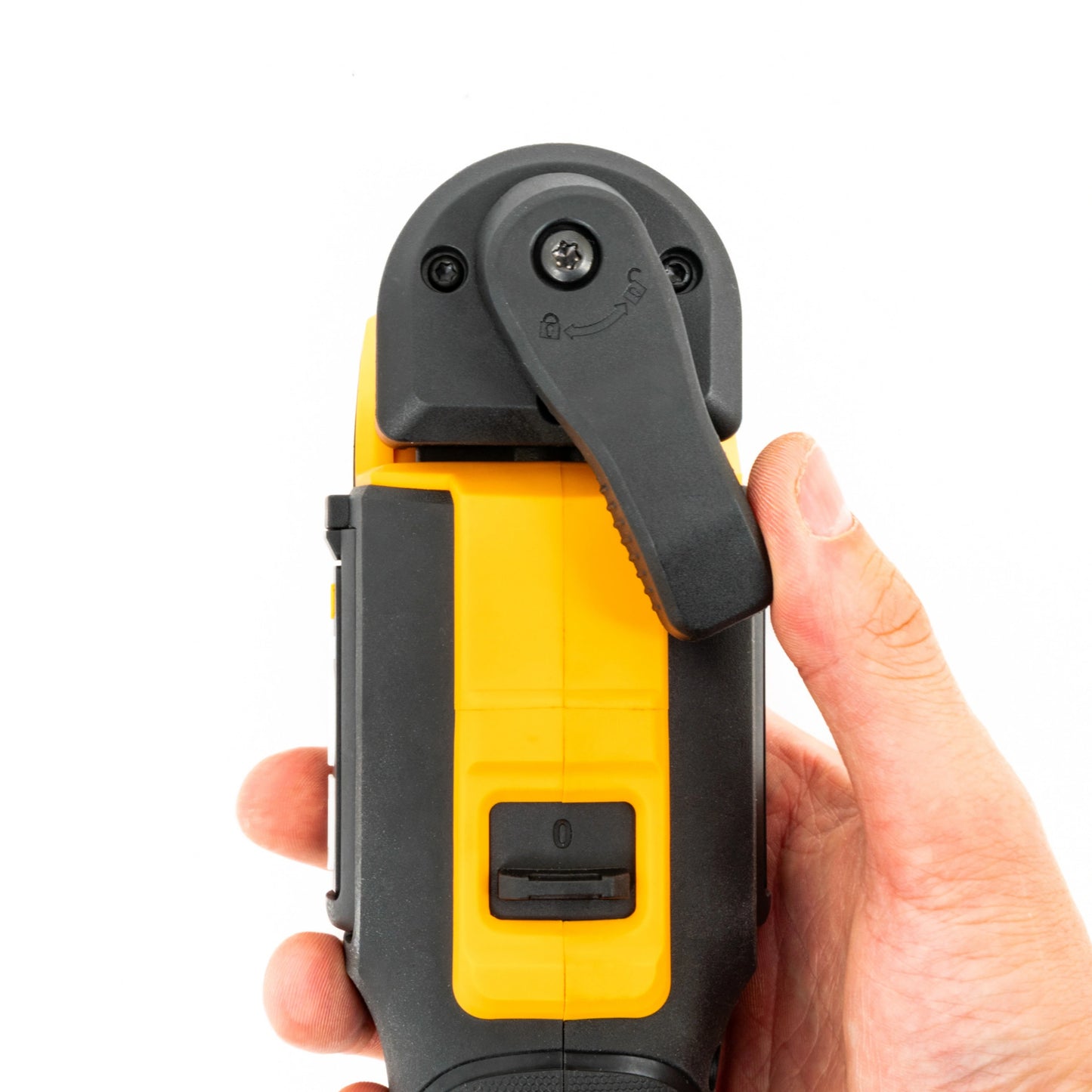 Multinarzędzie JCB 18V detal dźwigni blokady mocowania osprzętu trzymane w dłoni
