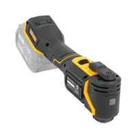 Multitool JCB 18V ujęcie pod skosem przednia głowica suwak osprzętu i zamontowany akumulator
