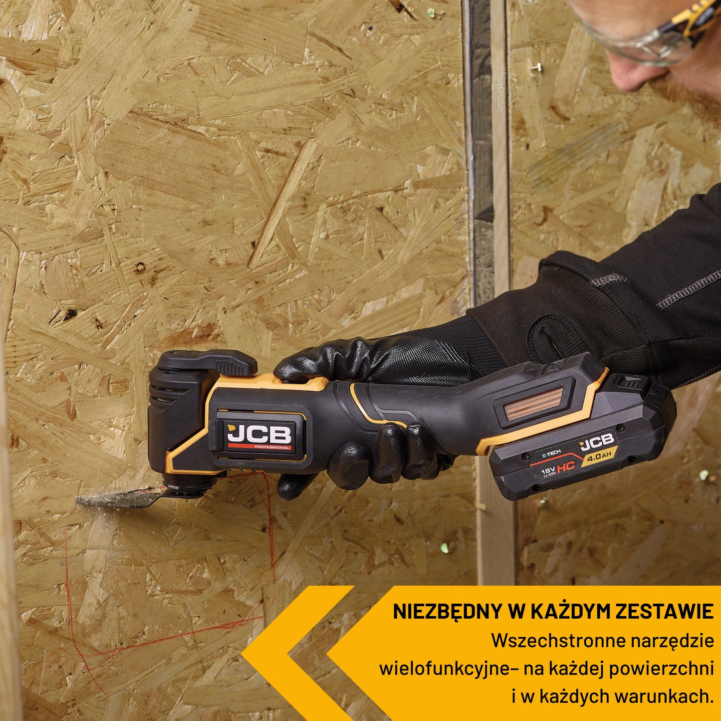 Narzędzie wielofunkcyjne JCB 18V podczas pracy przy płycie OSB tekst niezbędny w każdym zestawie wszechstronne narzędzie wielofunkcyjne na każdej powierzchni i w każdych warunkach