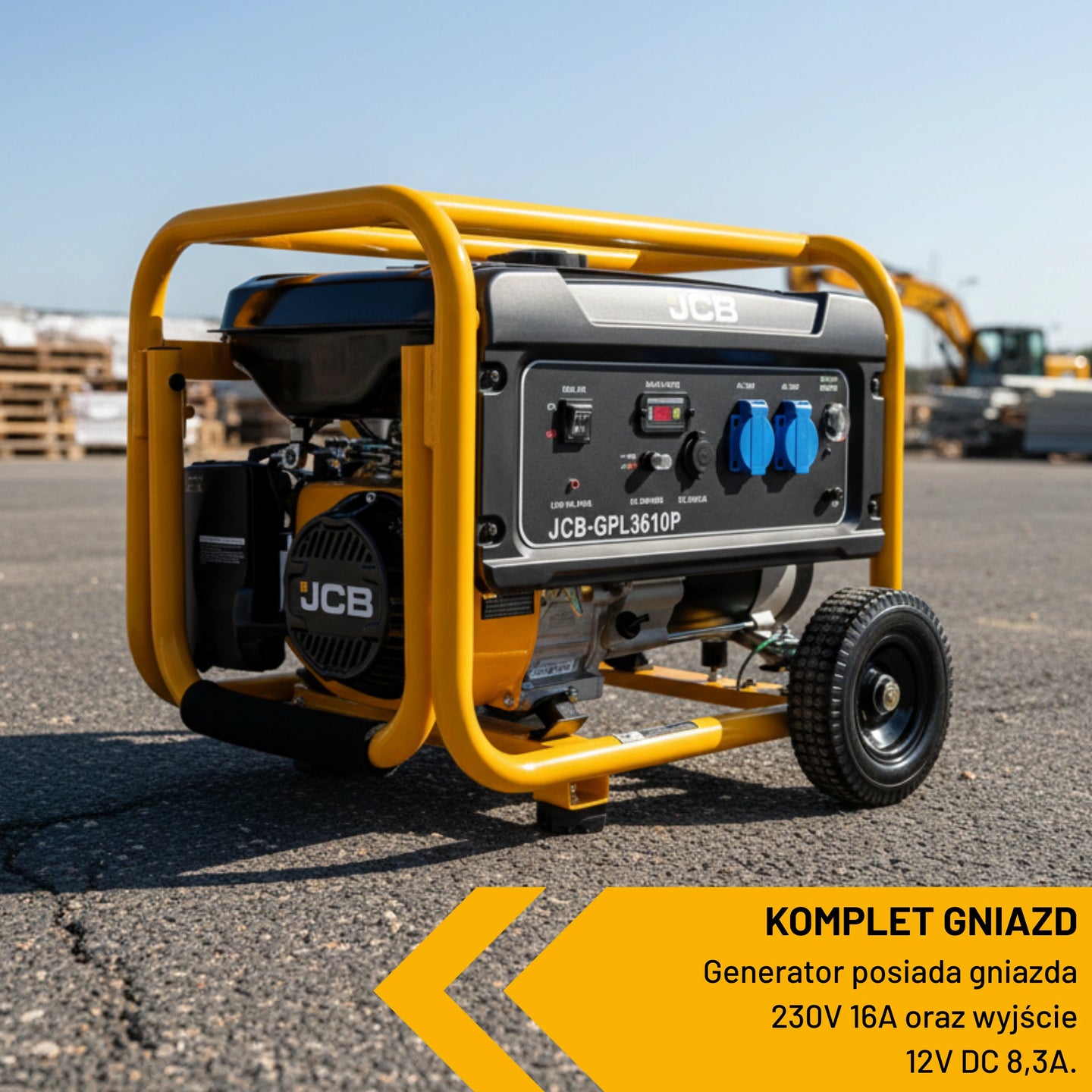 Agregat prądotwórczy JCB GPL3610P 3,6 kW z opisem komplet gniazd 230V 16A i wyjście DC 12V 8,3A widok na budowie