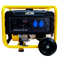 Generator prądu JCB GPL3610P 3,6 kW widok frontalny panel sterowania gniazda 2x AC 230V DC 12V 8,3A wyświetlacz multimetr i circuit breaker