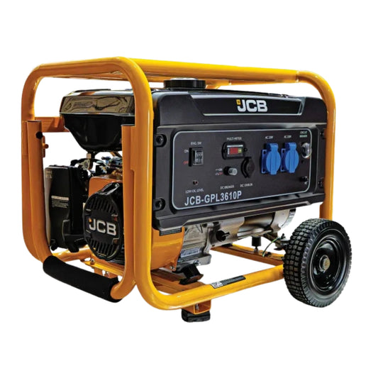 Agregat prądotwórczy JCB GPL3610P 3,6 kW widok z prawej strony panel gniazd 230V wyświetlacz silnik JCB 224 cm³ i koła transportowe