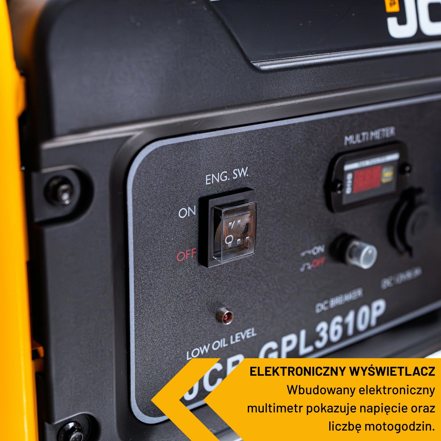 Panel sterowania z przełącznikiem do agregatu prądotwórczego JCB GPL3610P 3,6 kW z etykietą wbudowany elektroniczny multimetr pokazuje napięcie oraz liczbę motogodzin