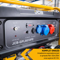 Panel sterowania agregatu prądotwórczego JCB GPL8010PE wyświetlacz LED gniazda AC 230V 16A i 32A AC 400V oraz DC 12V etykieta Komplet Gniazd Urządzenie wyposażone jest w gniazda 16A i 32A 230V oraz wyjście DC 12V
