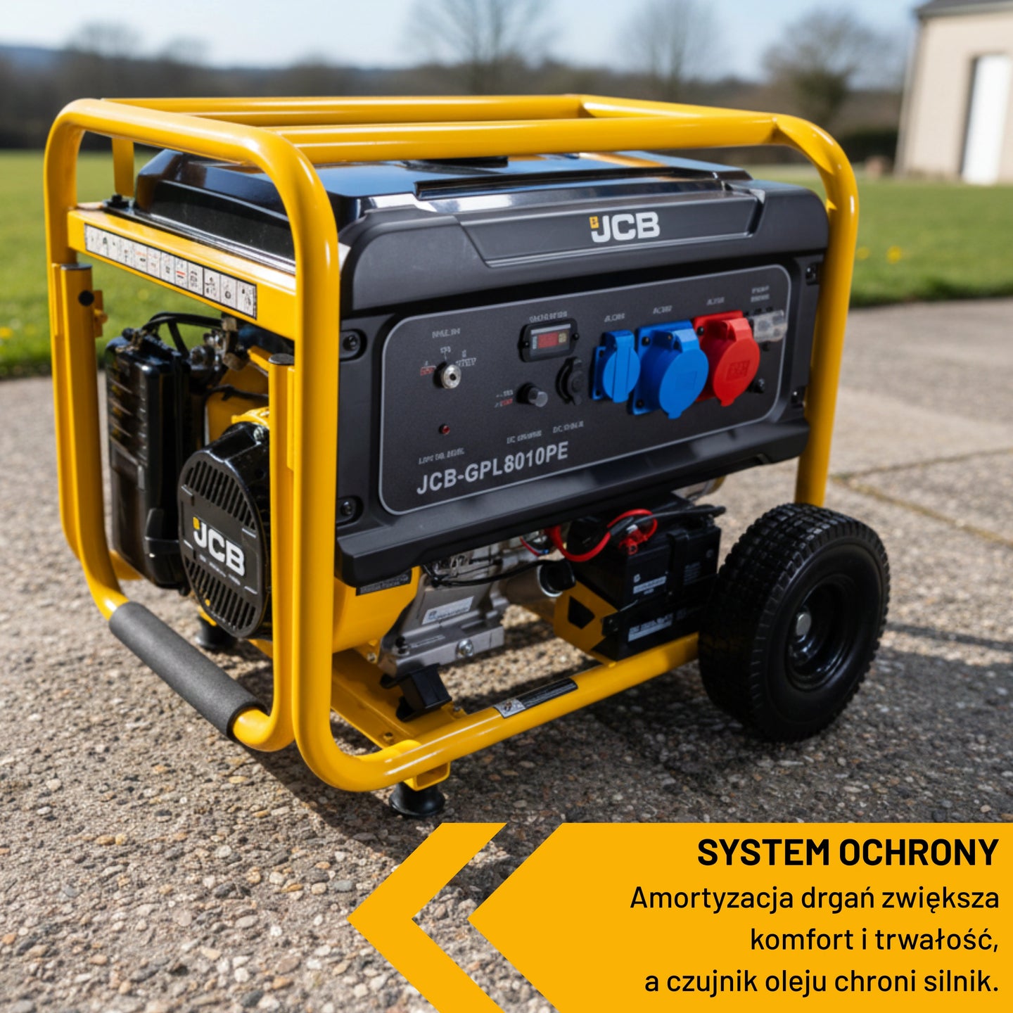 Generator elektryczny JCB GPL8010PE na zewnątrz widok 3/4 panel gniazd AC 230V i 400V akumulator i koła transportowe etykieta System Ochrony Amortyzacja drgań zwiększa komfort i trwałość a czujnik oleju chroni silnik