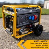 Generator elektryczny JCB GPL8010PE na zewnątrz widok 3/4 panel gniazd AC 230V i 400V akumulator i koła transportowe etykieta System Ochrony Amortyzacja drgań zwiększa komfort i trwałość a czujnik oleju chroni silnik