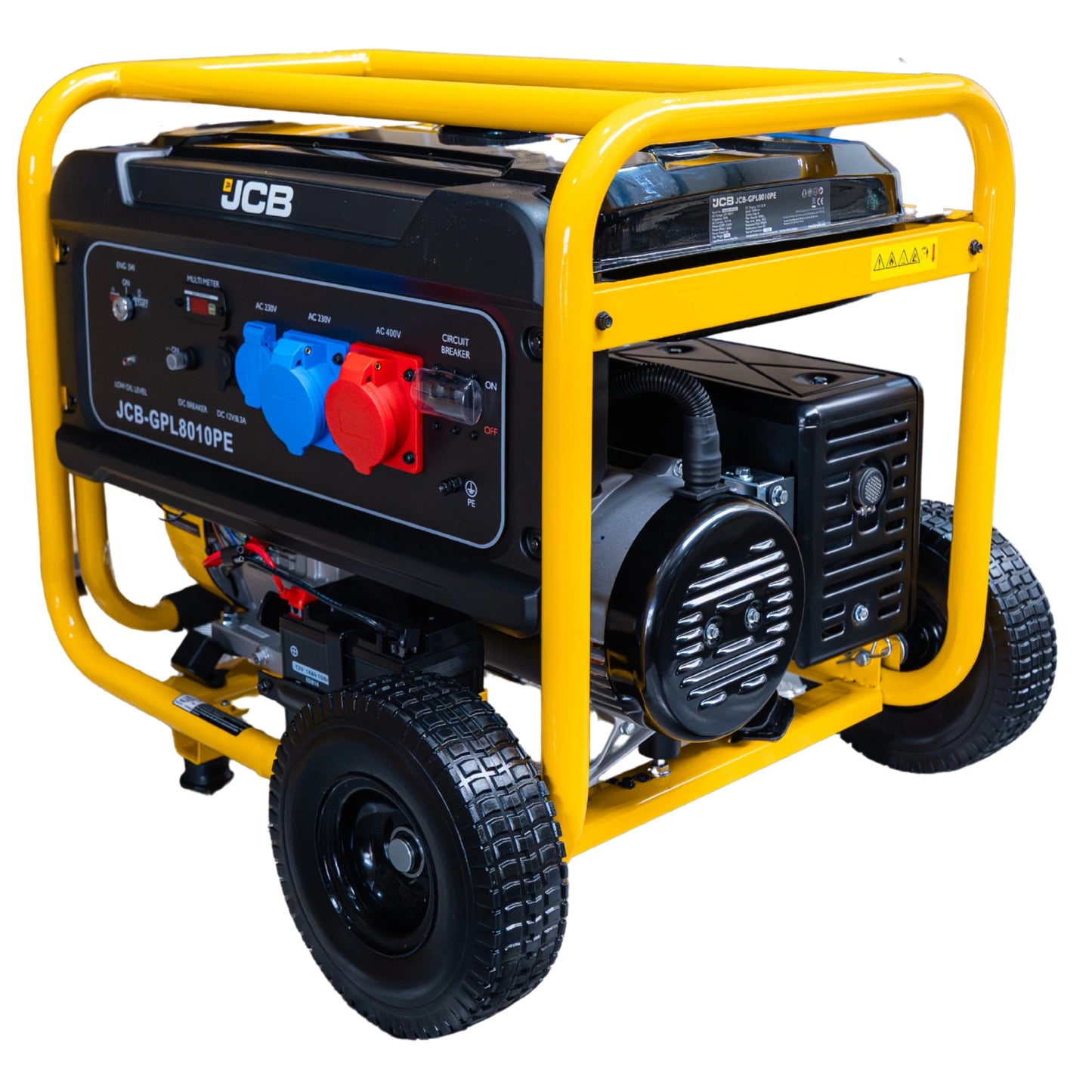 Agregat prądotwórczy rozruch elektryczny JCB GPL8010PE widok 3/4 przód panel gniazd AC 230V i AC 400V wyłącznik nadmiarowy silnik z wentylatorem i koła z profilowaną oponą 