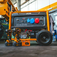 Agregat prądotwórczy JCB GPL8010PE w warsztacie z elektronarzędziami JCB wiertarko-wkrętarką udarową i akumulatorami 18V 5Ah obok agregatu