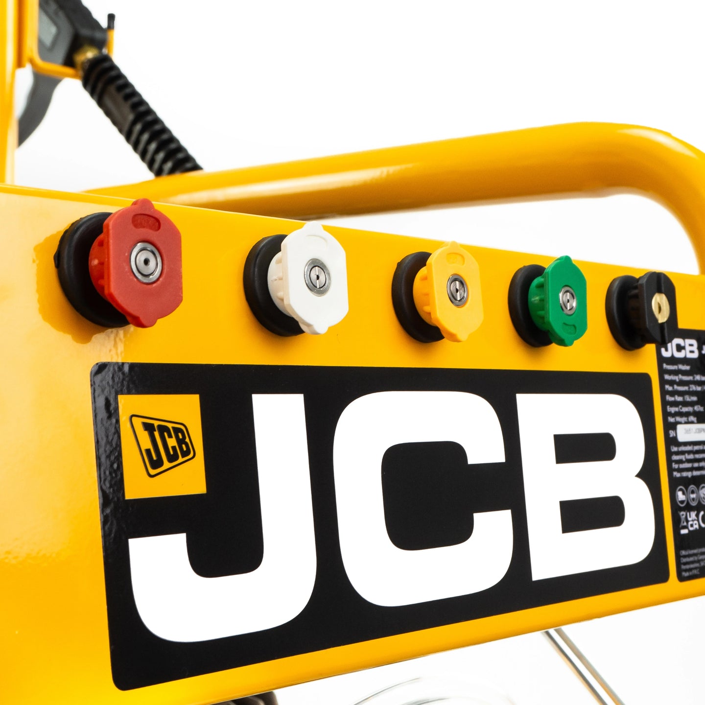 Myjka ciśnieniowa JCB PW15040PP24 detal cztery dysze szybkozłączne czerwone białe żółte zielone na żółtej ramie z logo JCB