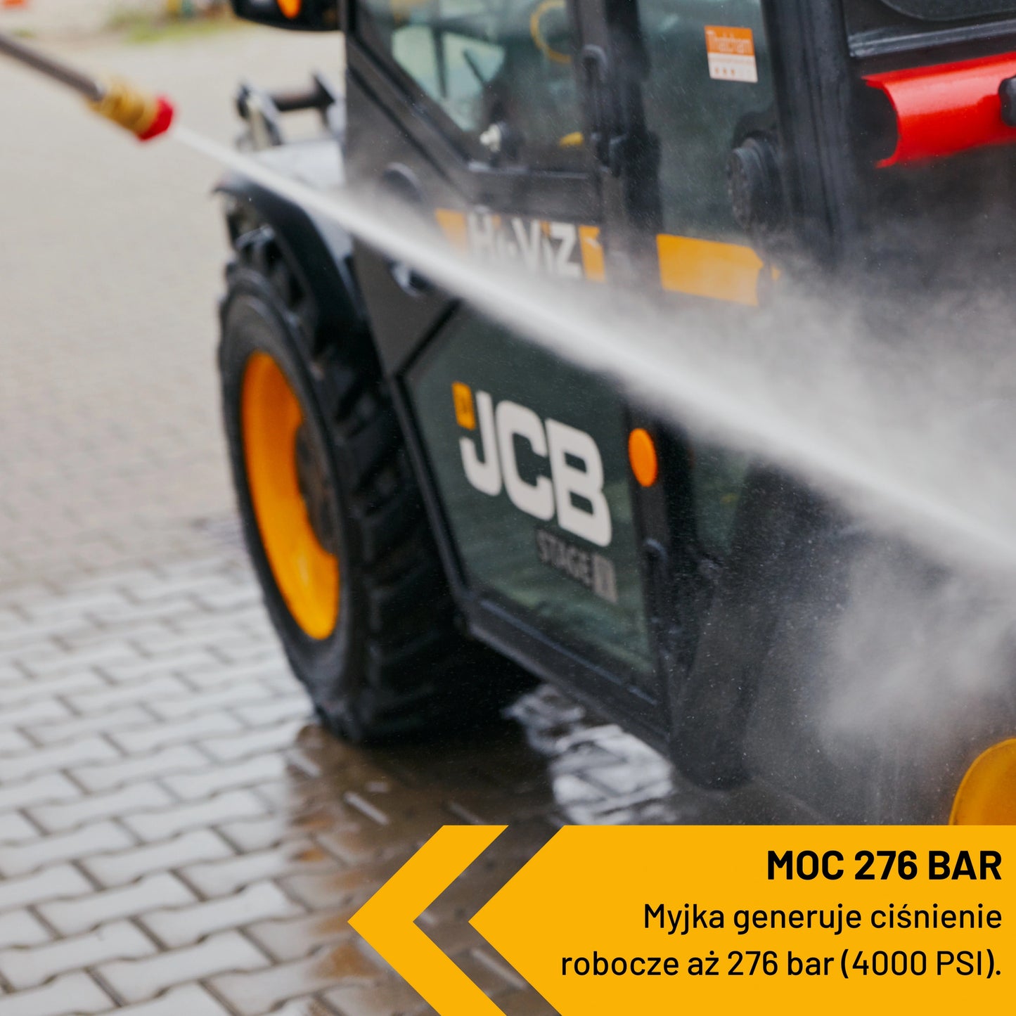 Myjka ciśnieniowa JCB PW15040PP24 podczas mycia maszyny JCB strumieniem wody tekst moc 276 bar myjka generuje ciśnienie robocze 276 bar 4000psi 