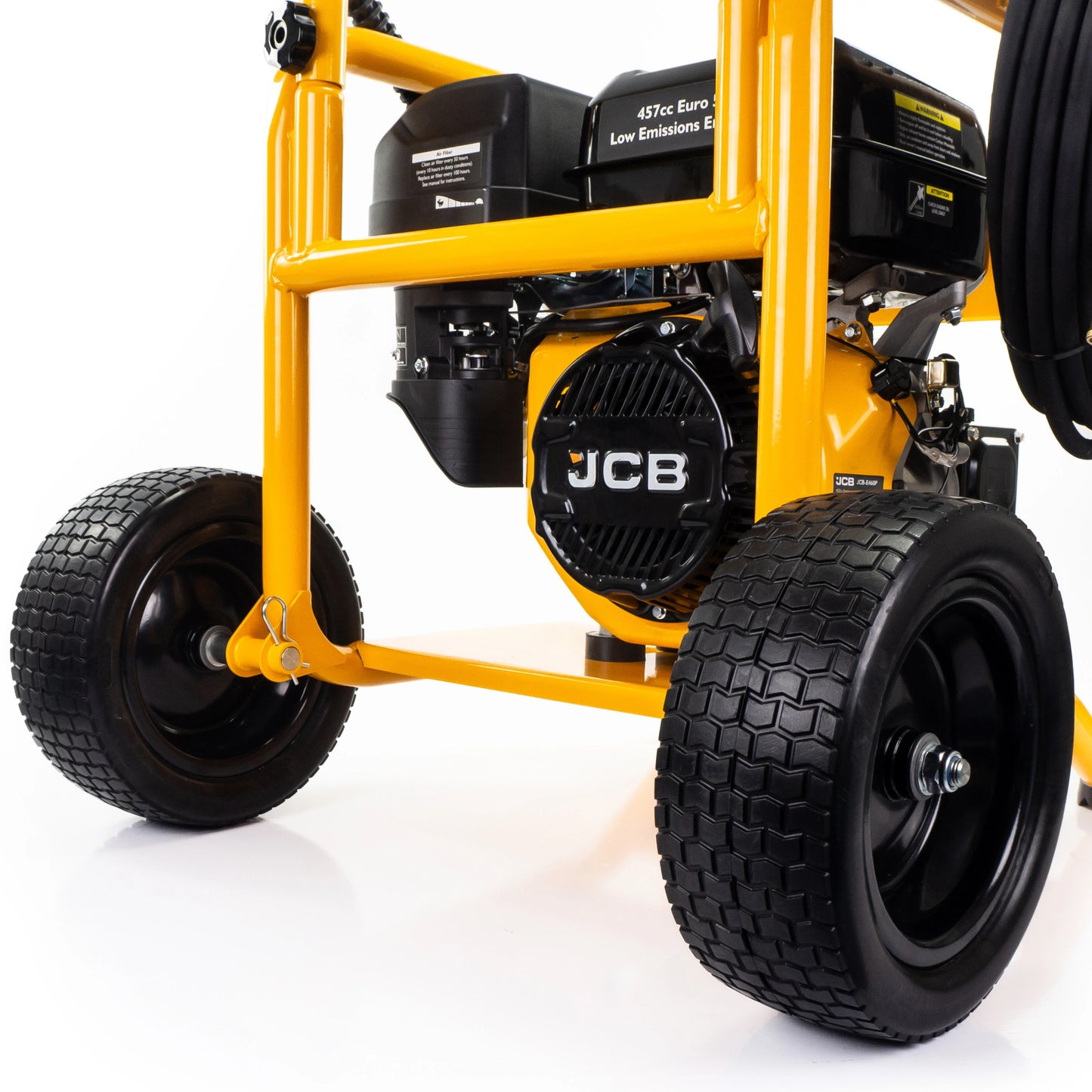 Myjka ciśnieniowa JCB PW15040PP24 ujęcie z przodu widoczny silnik JCB duże koła terenowe i żółta stalowa rama