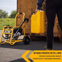 Myjka ciśnieniowa JCB PW15040PP24 gotowa do pracy obok pracownik z żółtym kanistrem do tankowania myjki tekst wysoki przepływ 15 l na min ułatwia czyszczenie dużych powierzchni