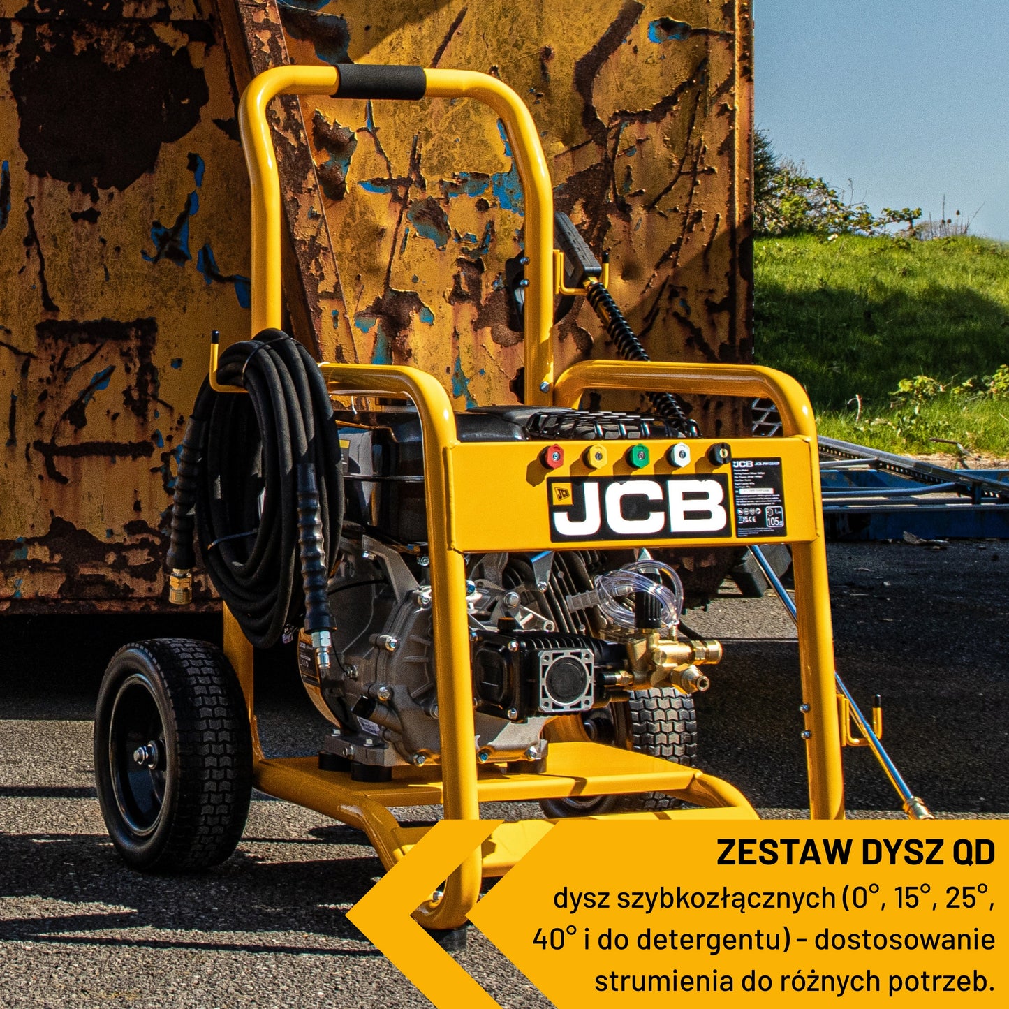 Myjka ciśnieniowa JCB PW15040PP24 z żółtą stalową ramą wężem z boku tekst o zestawie dysz QD do różnych zastosowań zestaw dysz szybkozłącznych 0 15 25 40 do detergentu umożliwia dostosowanie strumienia do różnych potrzeb